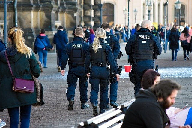 Frau wird auf der Straße erstochen – Polizei nimmt zwei Verdächtige fest