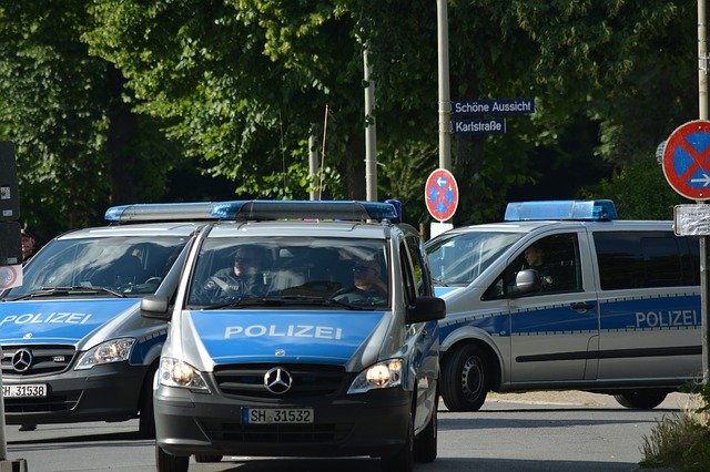 Maskierte beschießen Polizeiauto in Berlin mit Feuerwerk